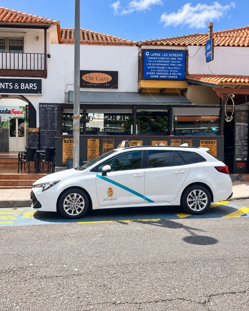 Ein weißes Taxi von CaleTaxi in Caleta de Fuste